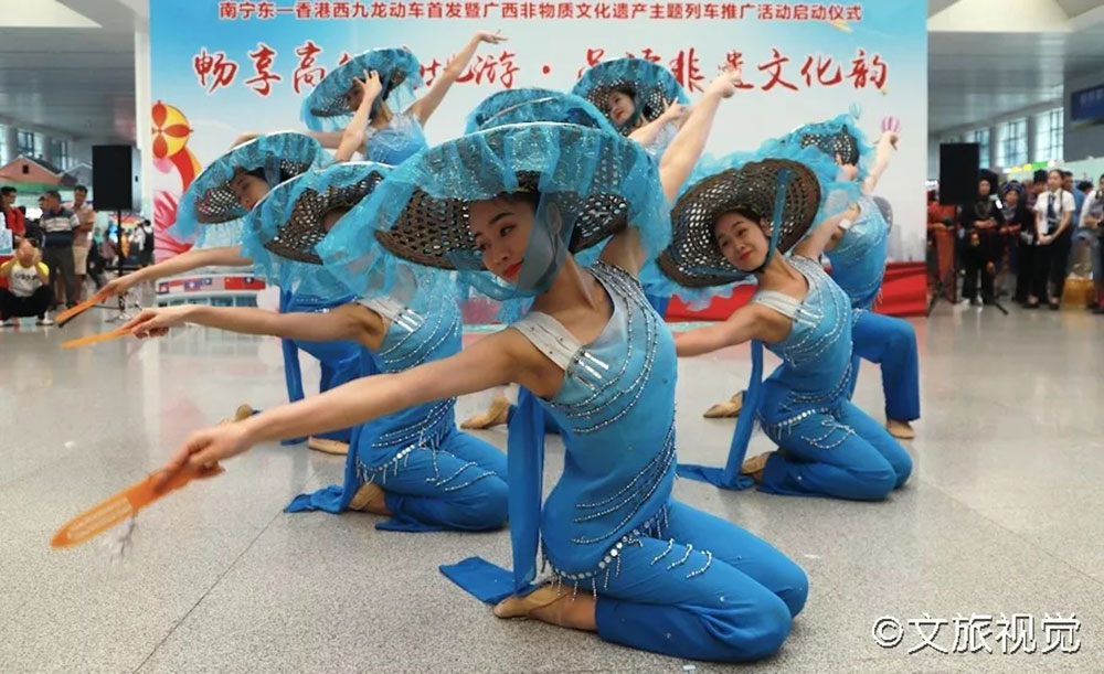 搭乘首發(fā)高鐵，海真珠珍珠粉抵達(dá)東方明珠